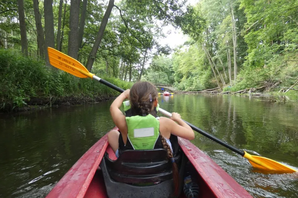 rodzina w parku rozrywki, dzieci bawiące się w muzeum nauki, spływ kajakowy