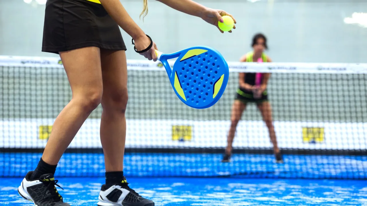 Kort padla standardowy a panoramiczny porównanie