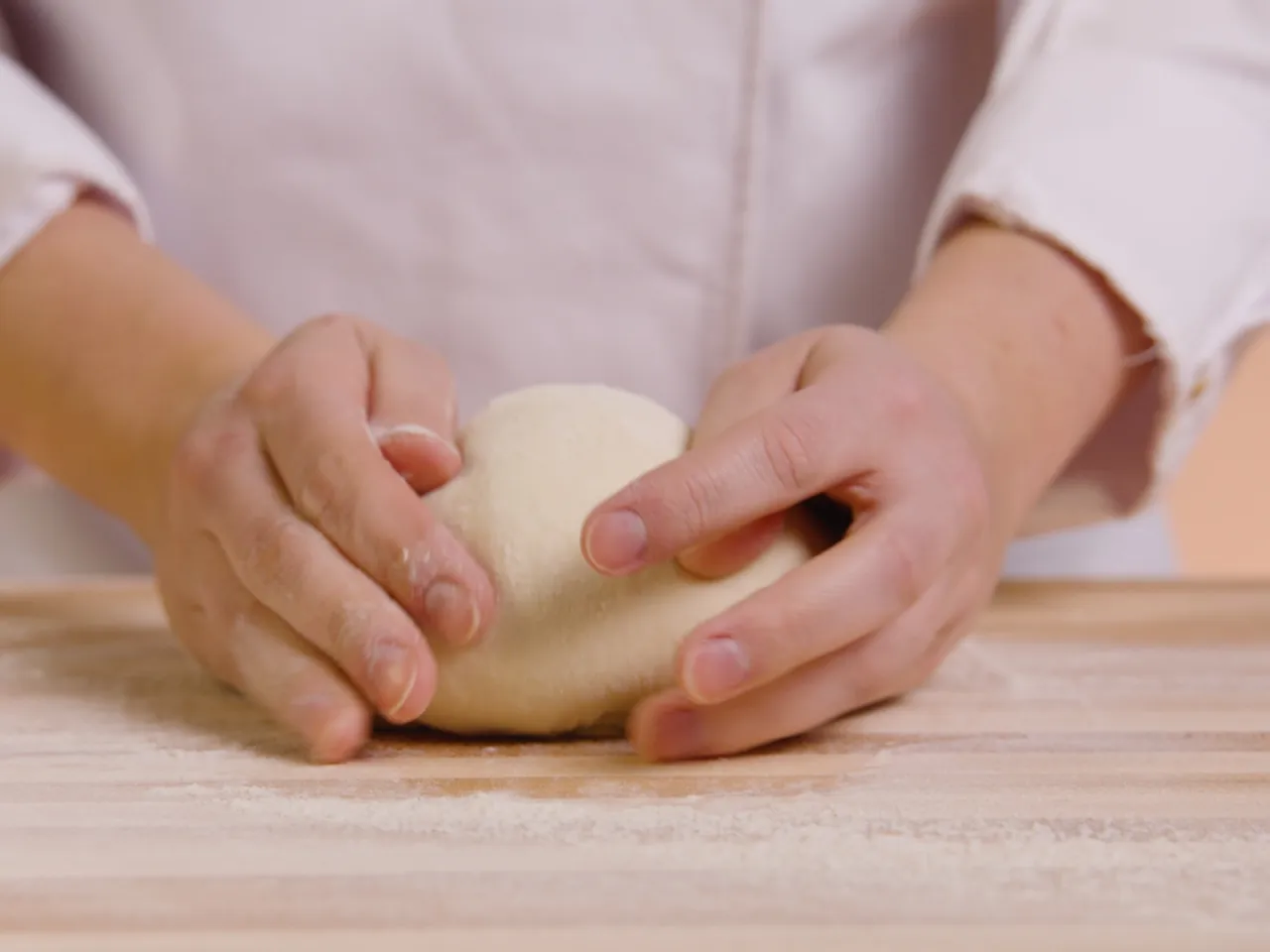Pétrissage de pâte à pain à la main sur un plan de travail fariné