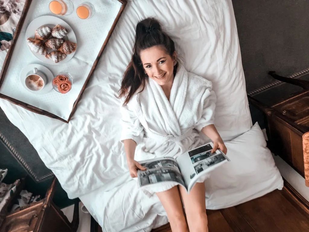 kobieta w szlafroku spa