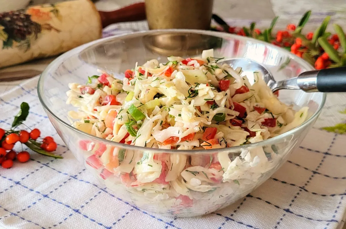 etapy przygotowania surówki z białej kapusty