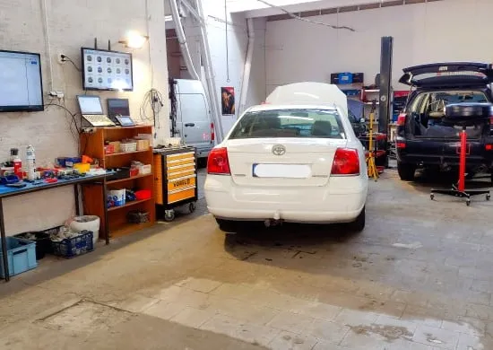 mechanik samochodowy demontujący butlę lpg w warsztacie