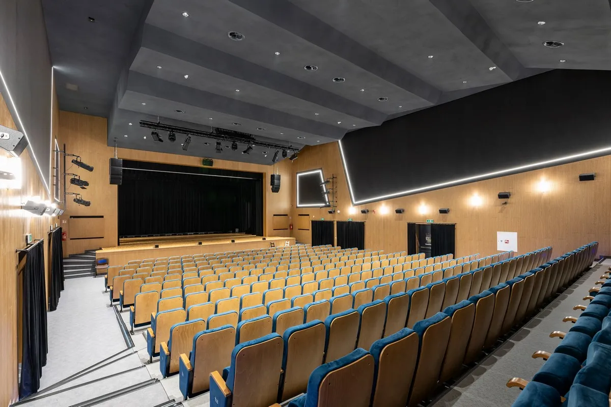 Pusta sala Teatru Muzycznego w Gdyni, gotowa na kolejne spektakle z bogatego repertuaru.