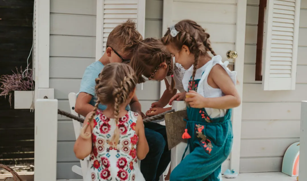 Dzieci bawiące się razem i współpracujące