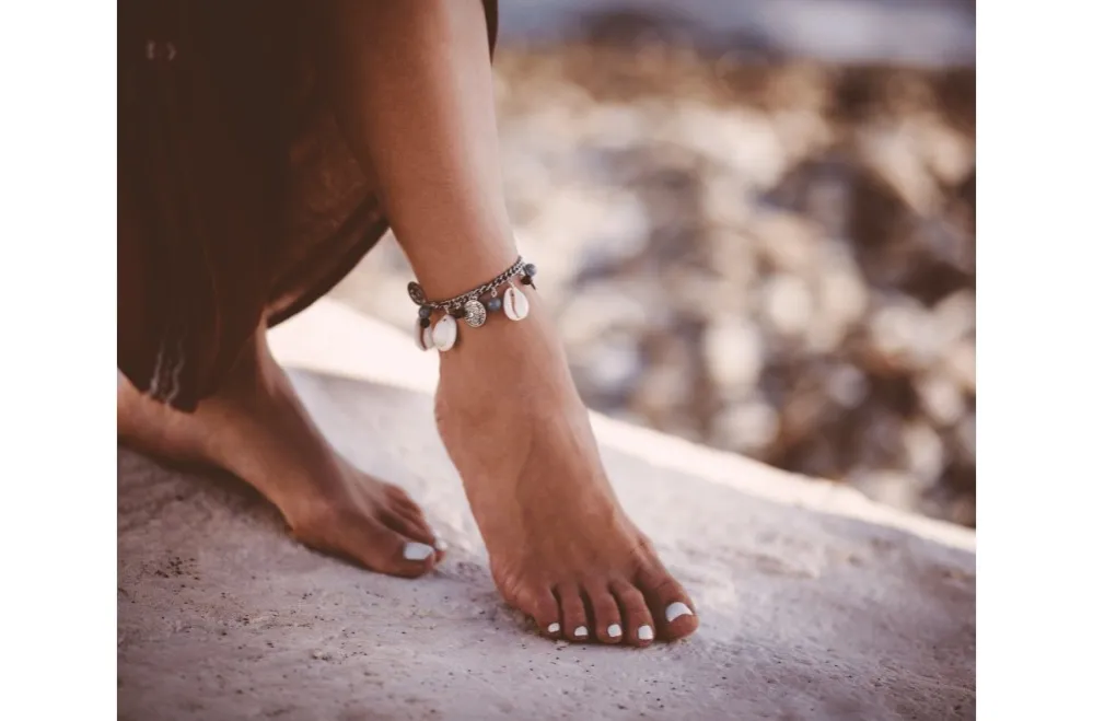 bransoletka na kostce lewa prawa noga