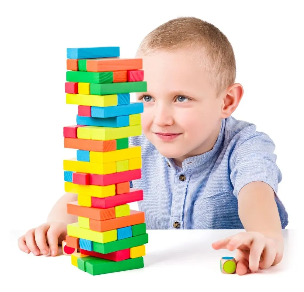 dziecko grające w klasyczną wieżę z klock&oacute;w
