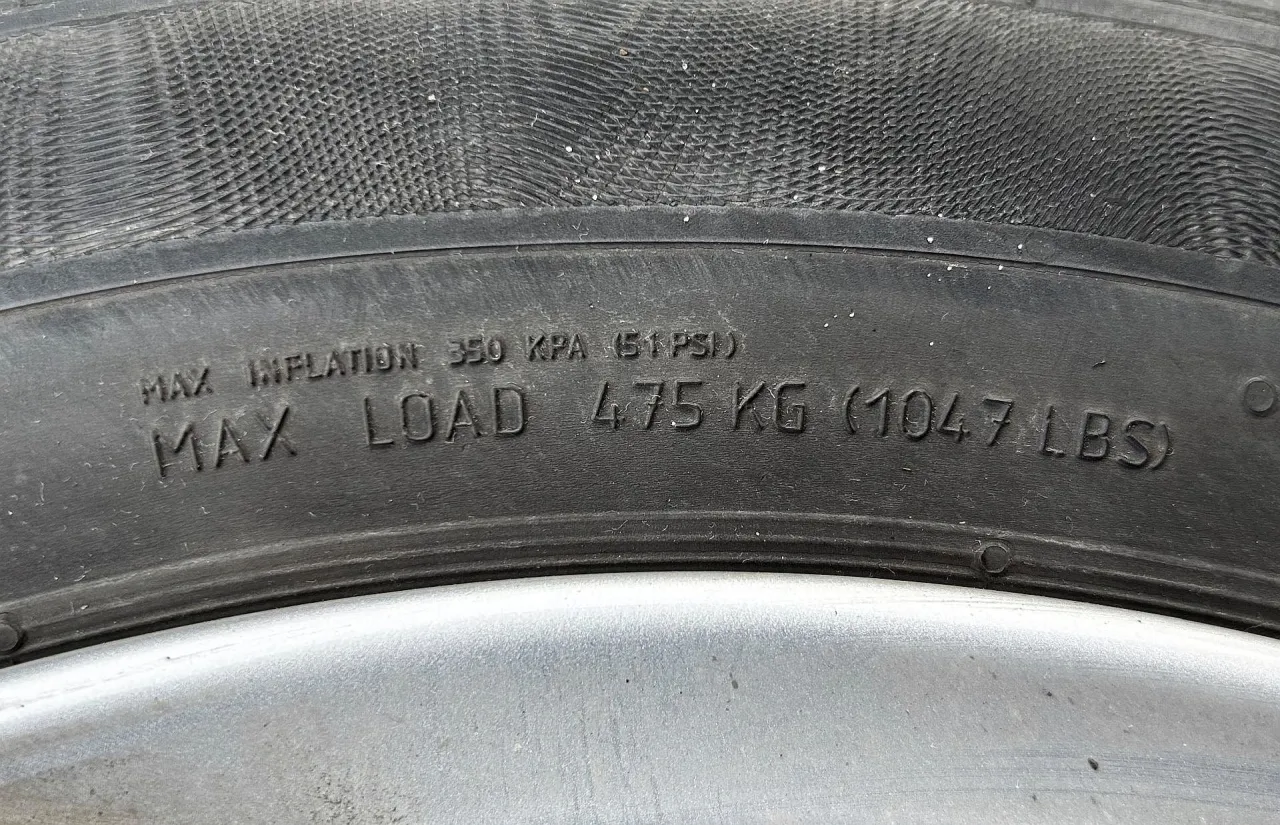 przykładowe oznaczenia na boku opony