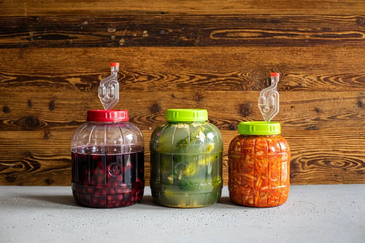 porównanie słoików szklanych i garnka kamionkowego