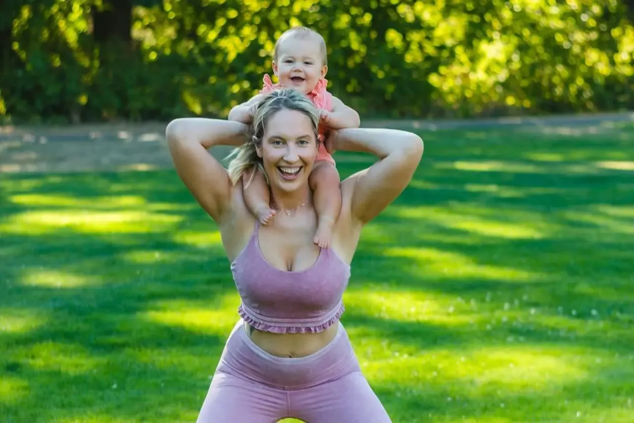 kobieta po cesarce wykonuje delikatne ćwiczenia oddechowe