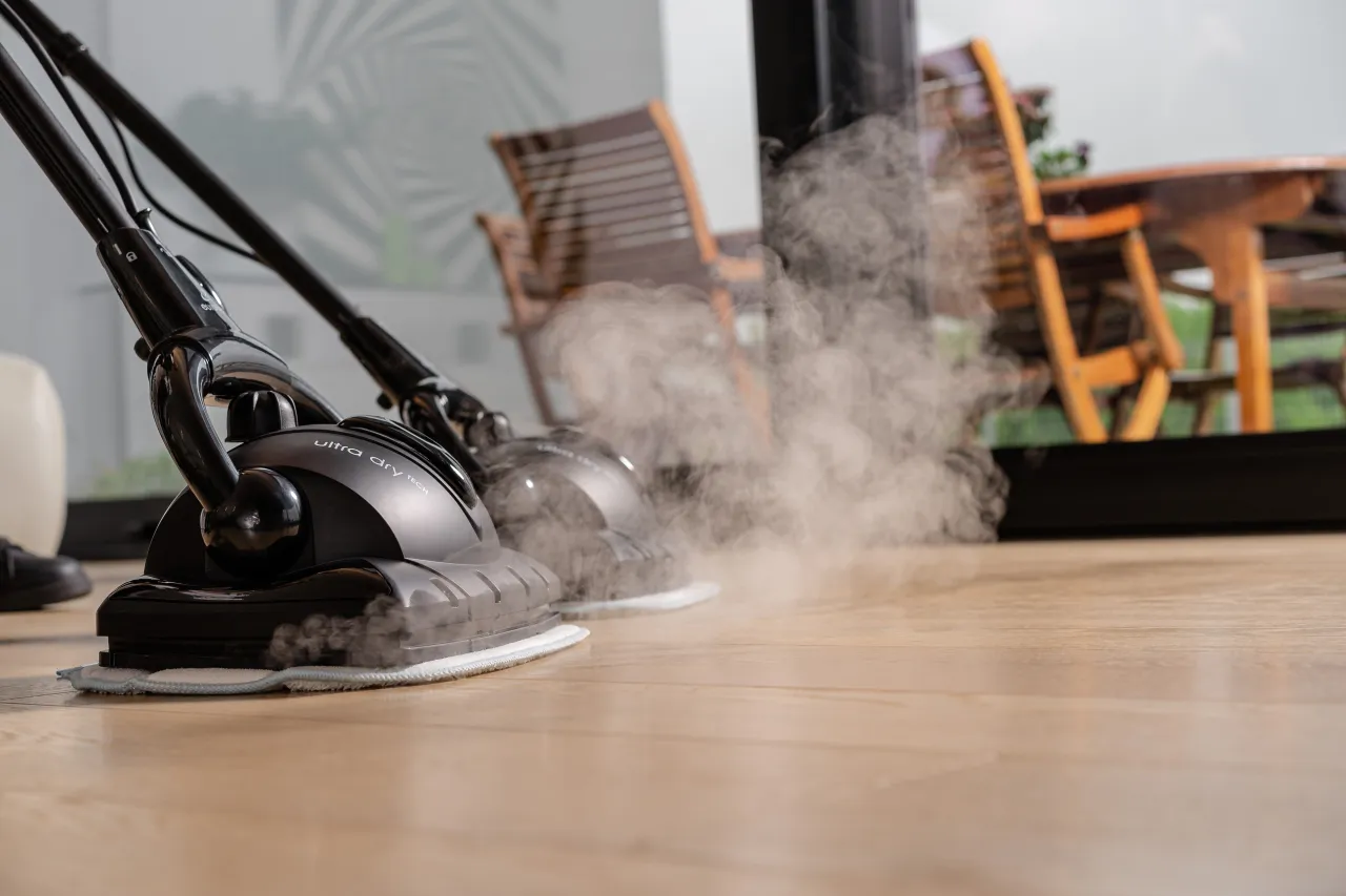Mop parowy w akcji czyszczenia podłogi