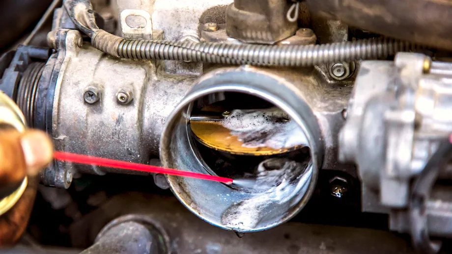 przepustnica przed i po czyszczeniu nagar