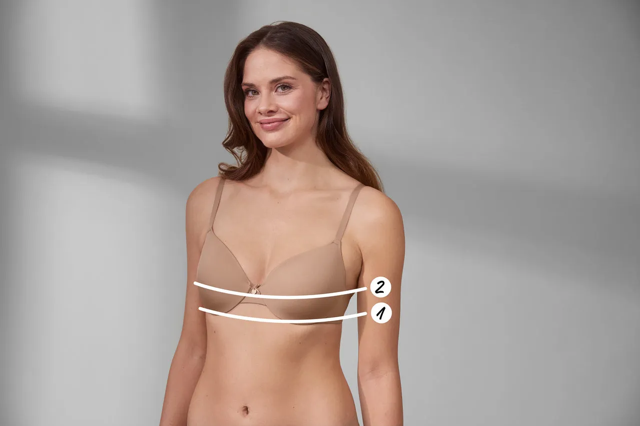 Kobieta sprawdzająca dopasowanie biustonosza w lustrze