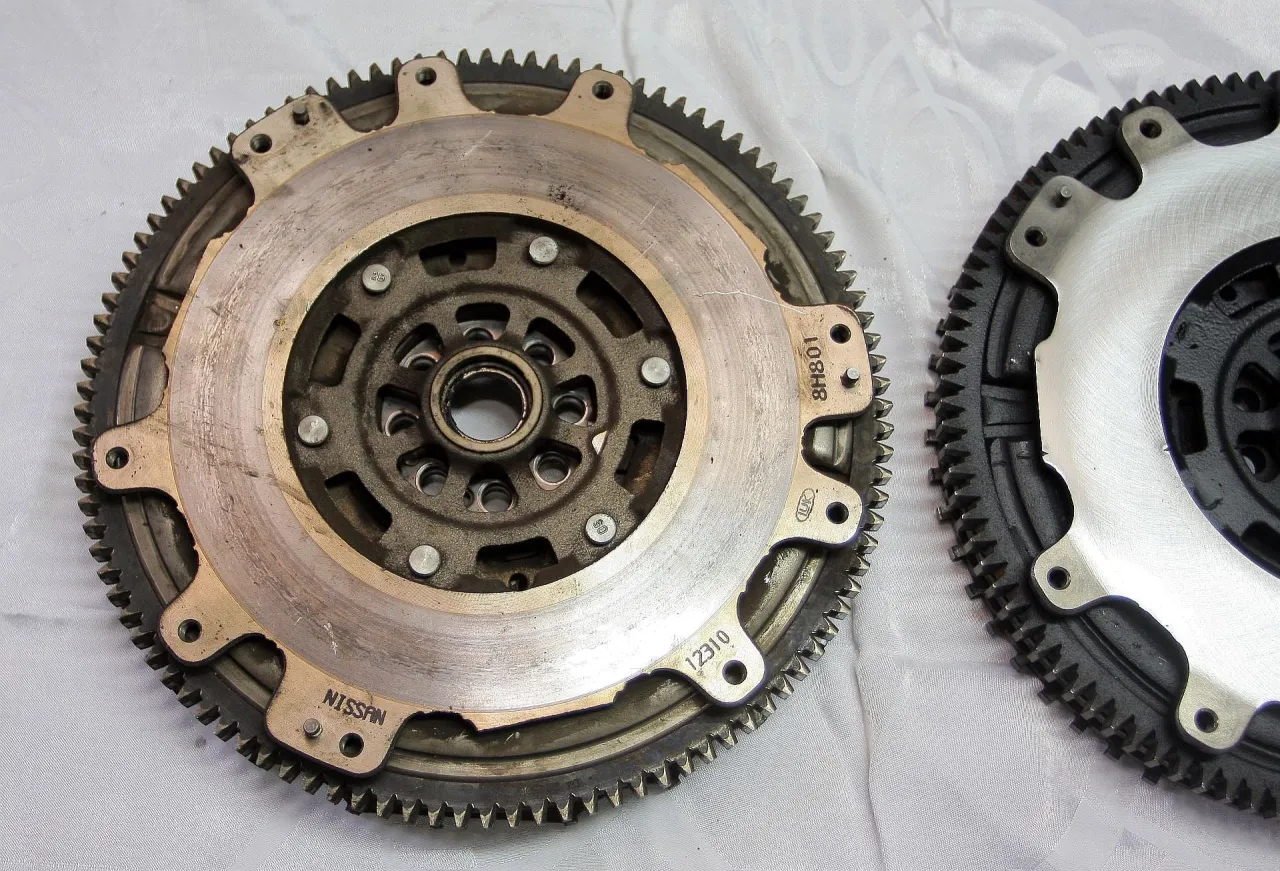 Zużyte koło dwumasowe Nissan, objawy zużytego koła dwumasowego przy gaszeniu silnika. Widoczne luzy i nierówności na powierzchni.