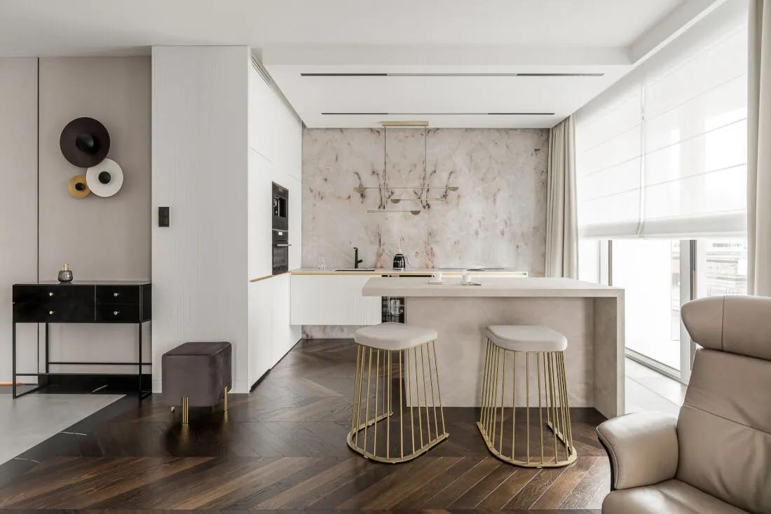 ciemna podłoga aranżacje jasne ściany