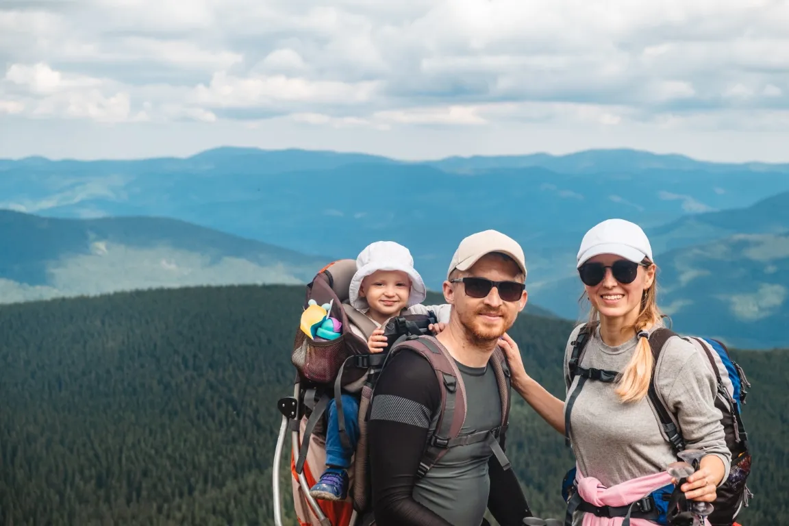 Rodzina z dzieckiem na łagodnym szlaku w Beskidach