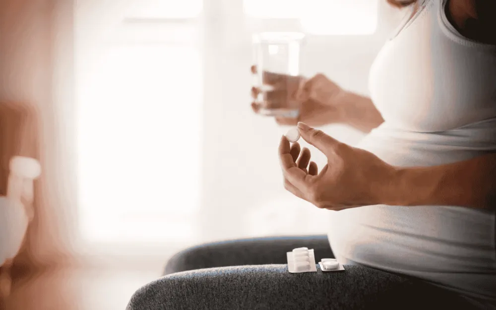 Kobieta w ciąży trzymająca się za brzuch z uczuciem zgagi