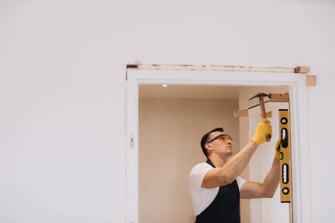 pomiar grubości muru pod ościeżnicę