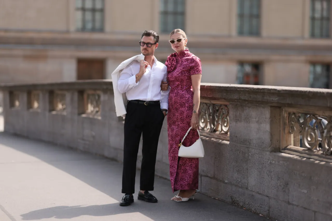 Elegancka para, kt&oacute;ra wie, jak się ubrać do teatru. Ona w sukni w r&oacute;że, on w białej koszuli i czarnych spodniach.