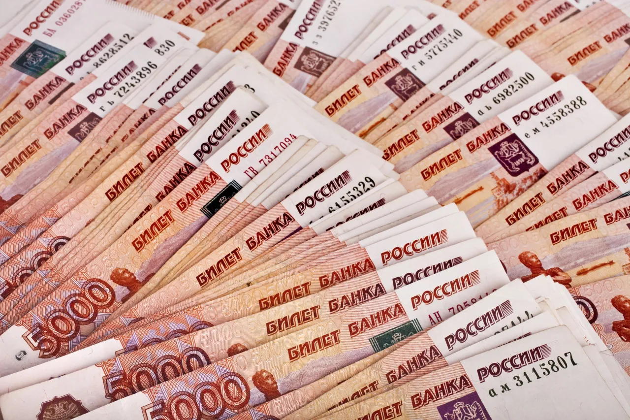 Stos pięciotysięcznych banknot&oacute;w. Jaka jest waluta w Rosji? To ruble, widoczne na tych banknotach.