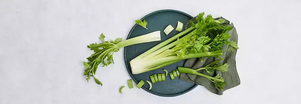 świeży seler naciowy z korzeniami