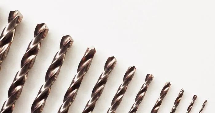 różne wiertła do betonu, wiertło do metalu, wiertło do drewna porównanie