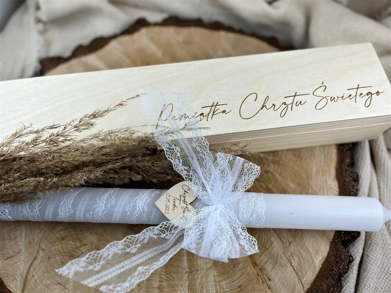 biała szatka i świeca do chrztu