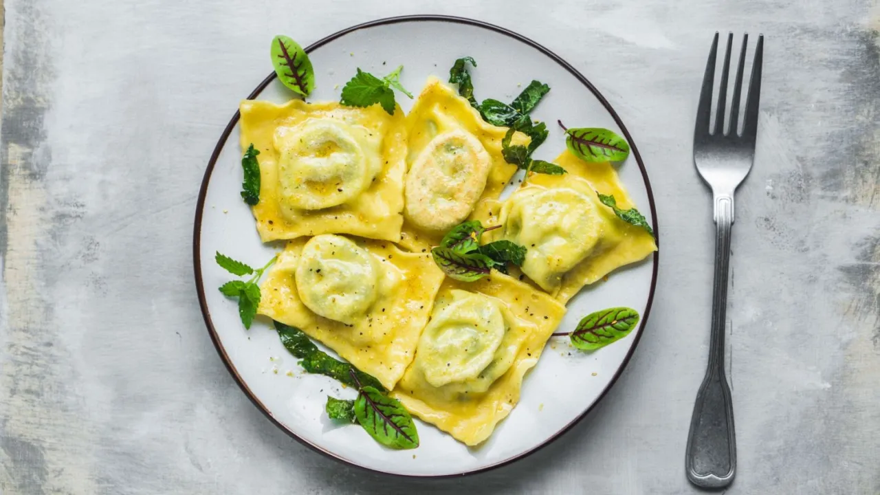 Ravioli z ricottą i szpinakiem, gotowe do podania. Pyszny przepis na domowy makaron.