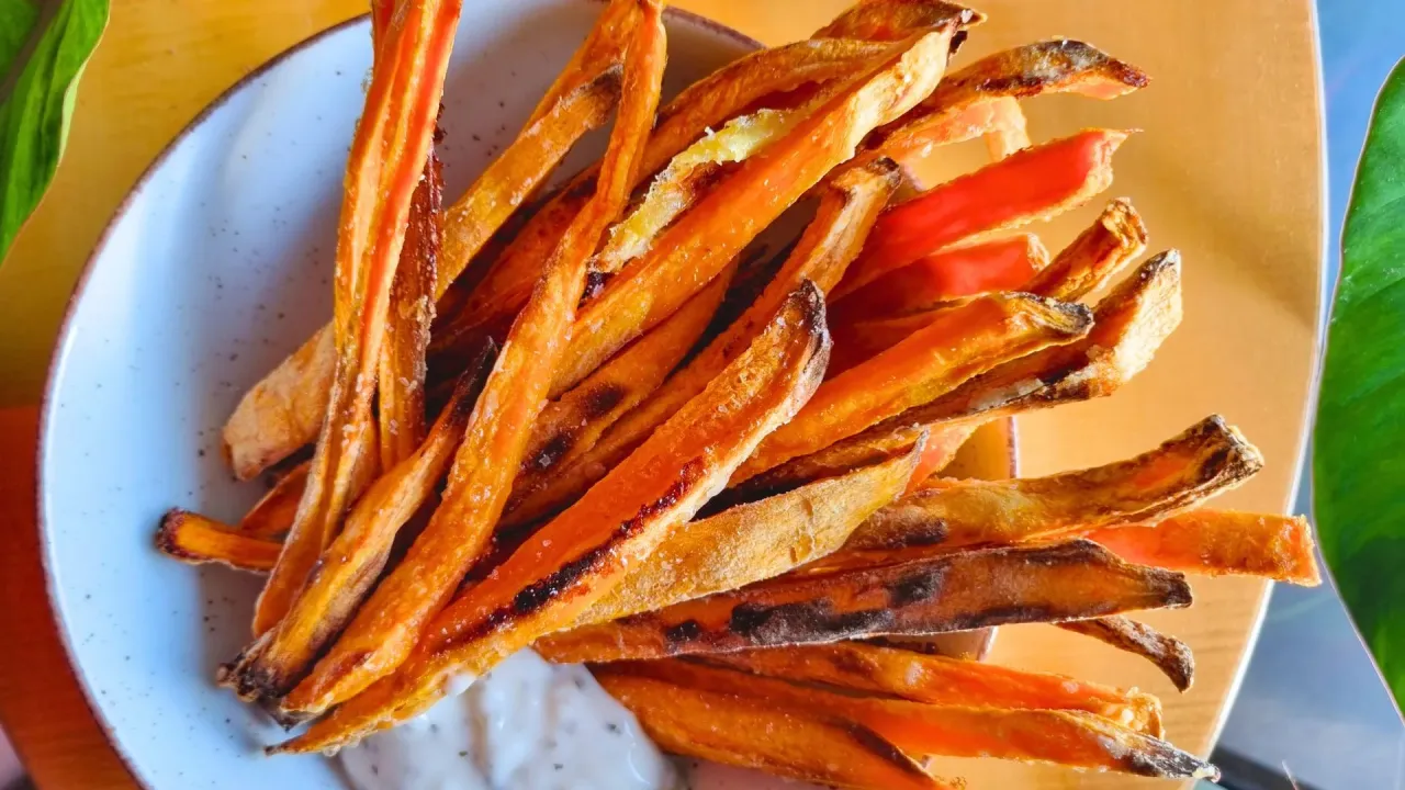 Chrupiące frytki z batatów na talerzu. Zastanawiasz się, dlaczego frytki z batatów są miękkie? Może były pieczone za krótko?