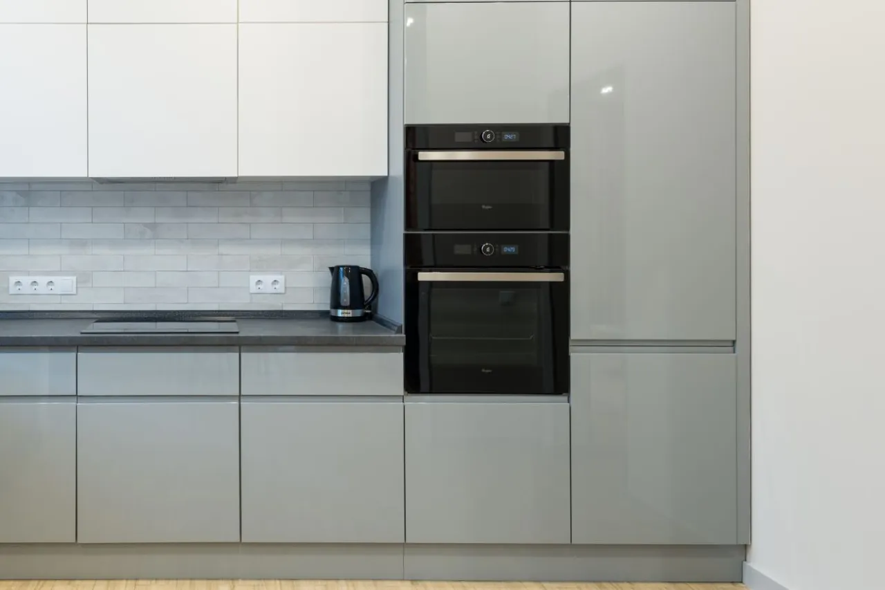 Piekarnik i mikrofalówka w zabudowie słupkowej