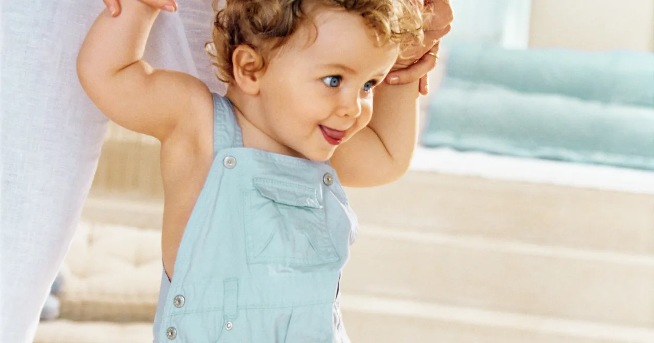 dziecko stawia pierwsze samodzielne kroki