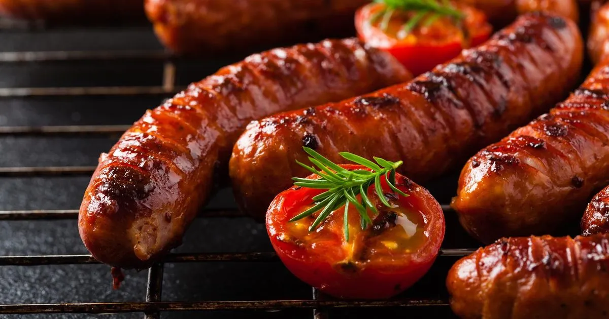 Zdjęcie Ile kalorii ma kiełbasa z ogniska? Sprawdź, co musisz wiedzieć