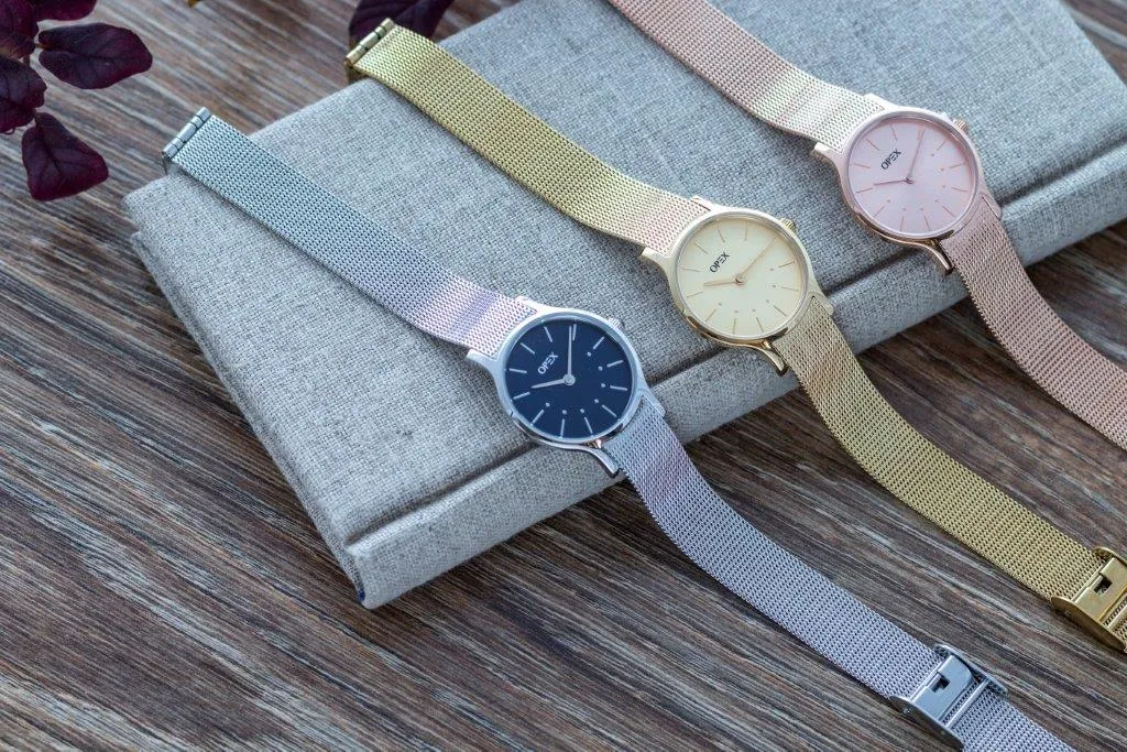 Złoty zegarek damski Opex X4073MA1 na nadgarstku