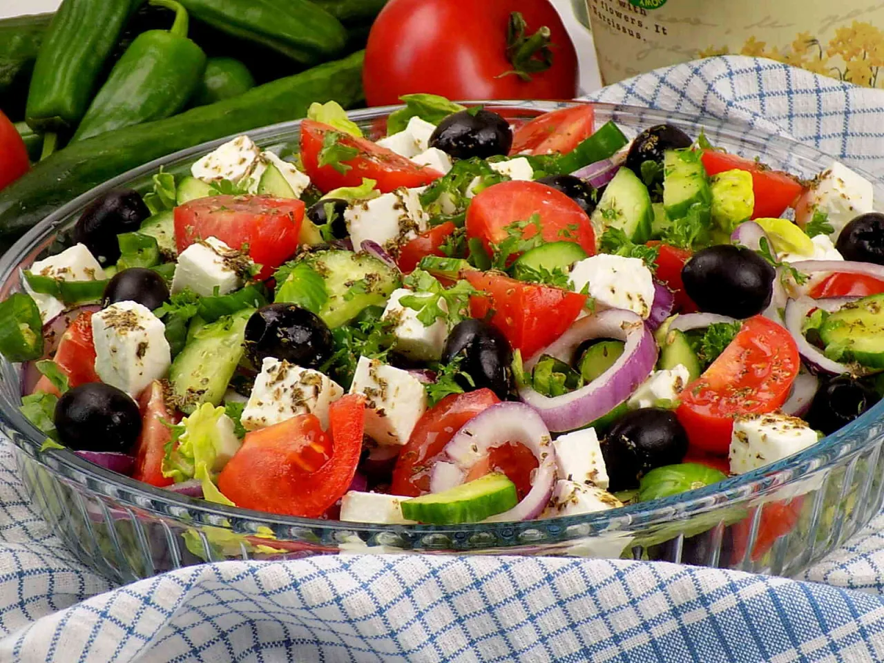 Sałatka grecka z kostkami sera feta, pomidorami, og&oacute;rkiem, oliwkami i czerwoną cebulą. Idealny ser do sałatki greckiej to właśnie feta!