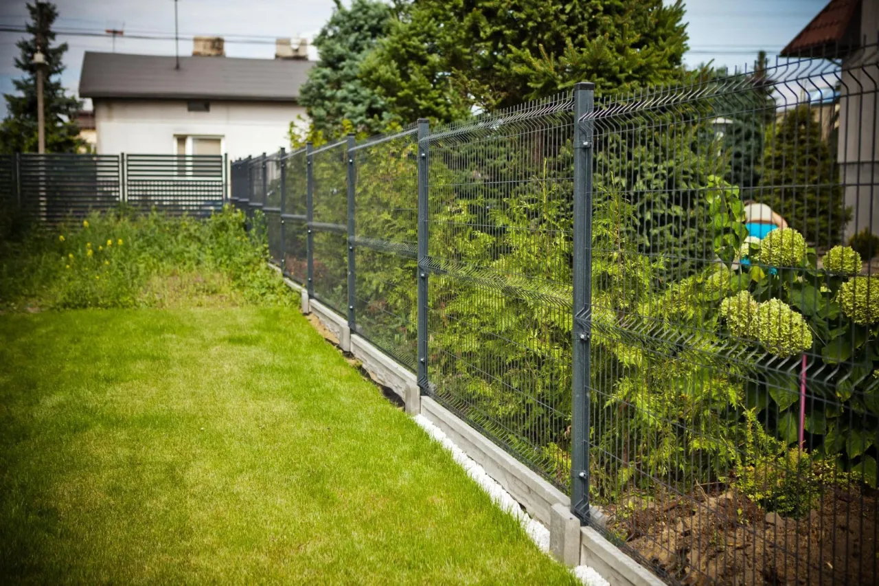 Przepisy budowa ogrodzenia granica działki