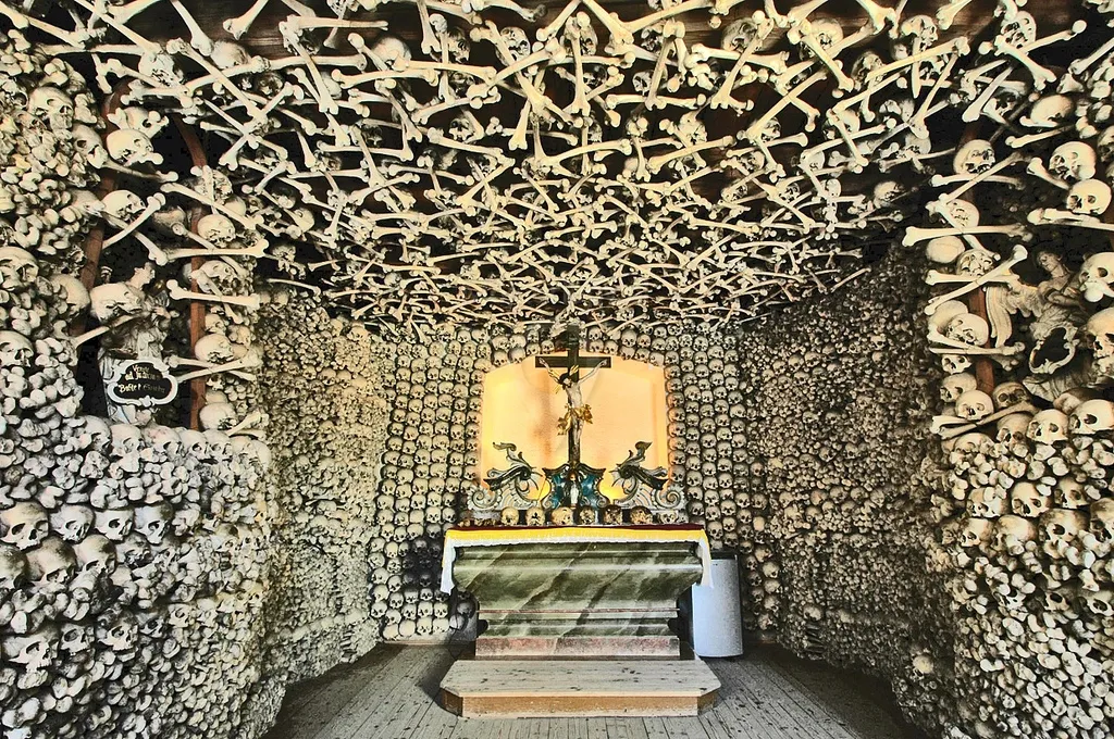 Kudowa-Zdrój Kaplica Czaszek wnętrze