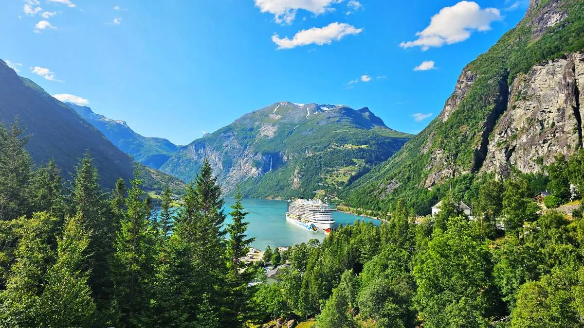 Norweskie fiordy z zielonymi zboczami i wodospadami