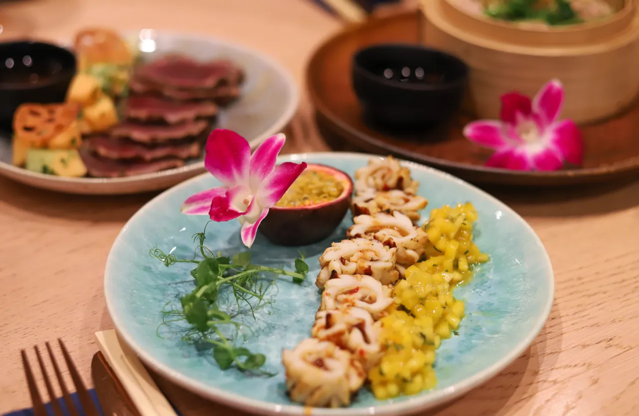 Wykwintne tajskie jedzenie: grillowana kalmary z mango, paszportem i kwiatem.