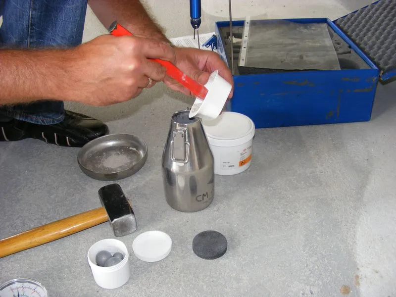 pomiar wilgotności posadzki metodą karbidową CM