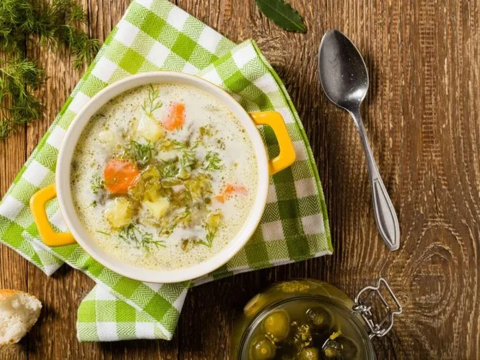 Dietetyczne i bezglutenowe sposoby na zagęszczenie zupy ogórkowej