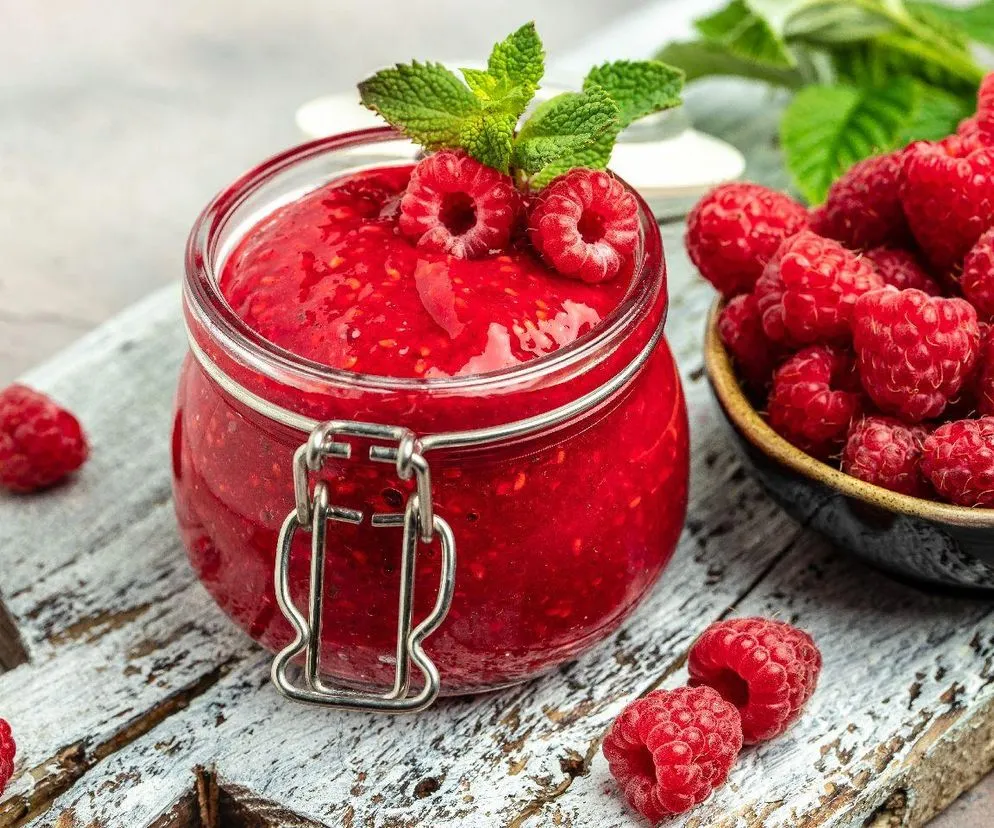 świeże maliny i składniki do dżemu bez cukru