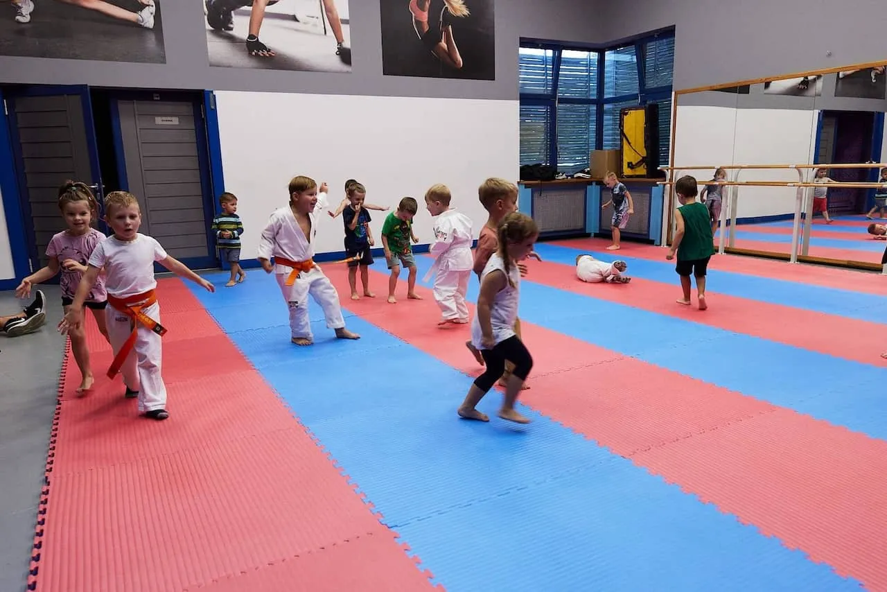 dzieci trenujące judo i karate porównanie