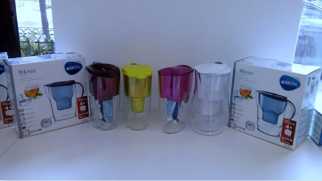 Różne modele dzbanków Brita z systemem filtrowania wody. W ofercie dzbanki w kolorach: brązowym, żółtym, fioletowym i białym.
