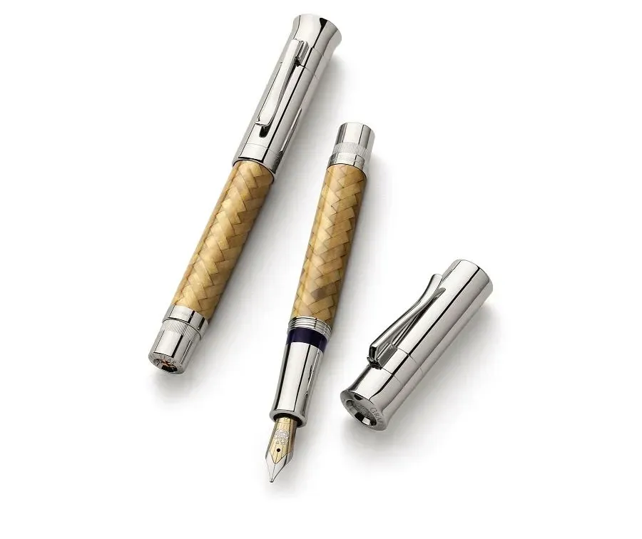 eleganckie pióro wieczne na ozdobnym papierze