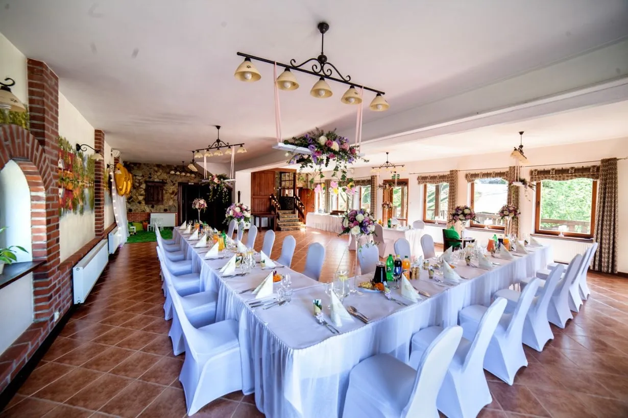 Wesele w plenerze Dworek Wapionka nad jeziorem