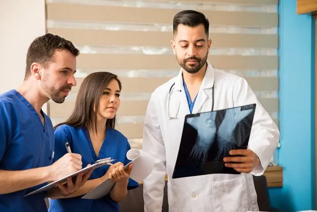 chirurg rezydent w szpitalu