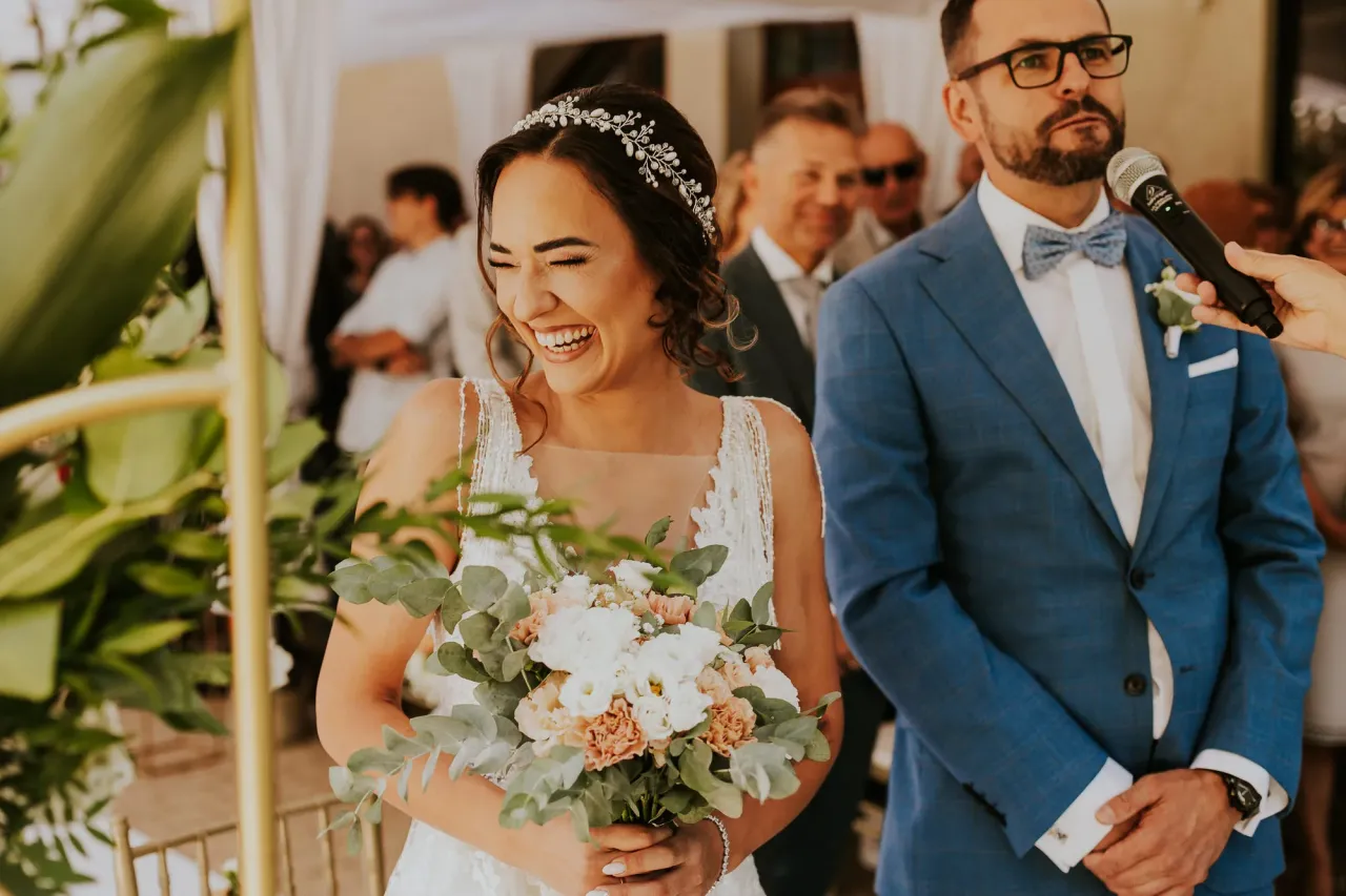 Para młoda ślub cywilny eleganckie stroje