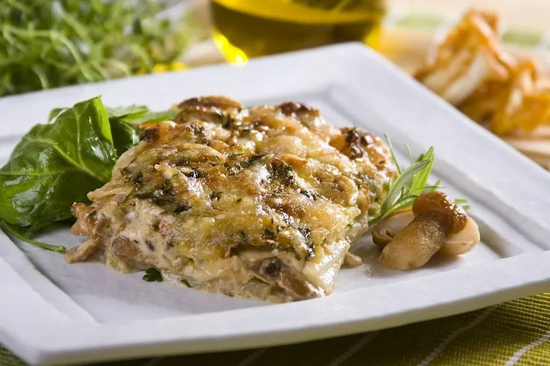 Składniki na zapiekankę z grzybami leśnymi