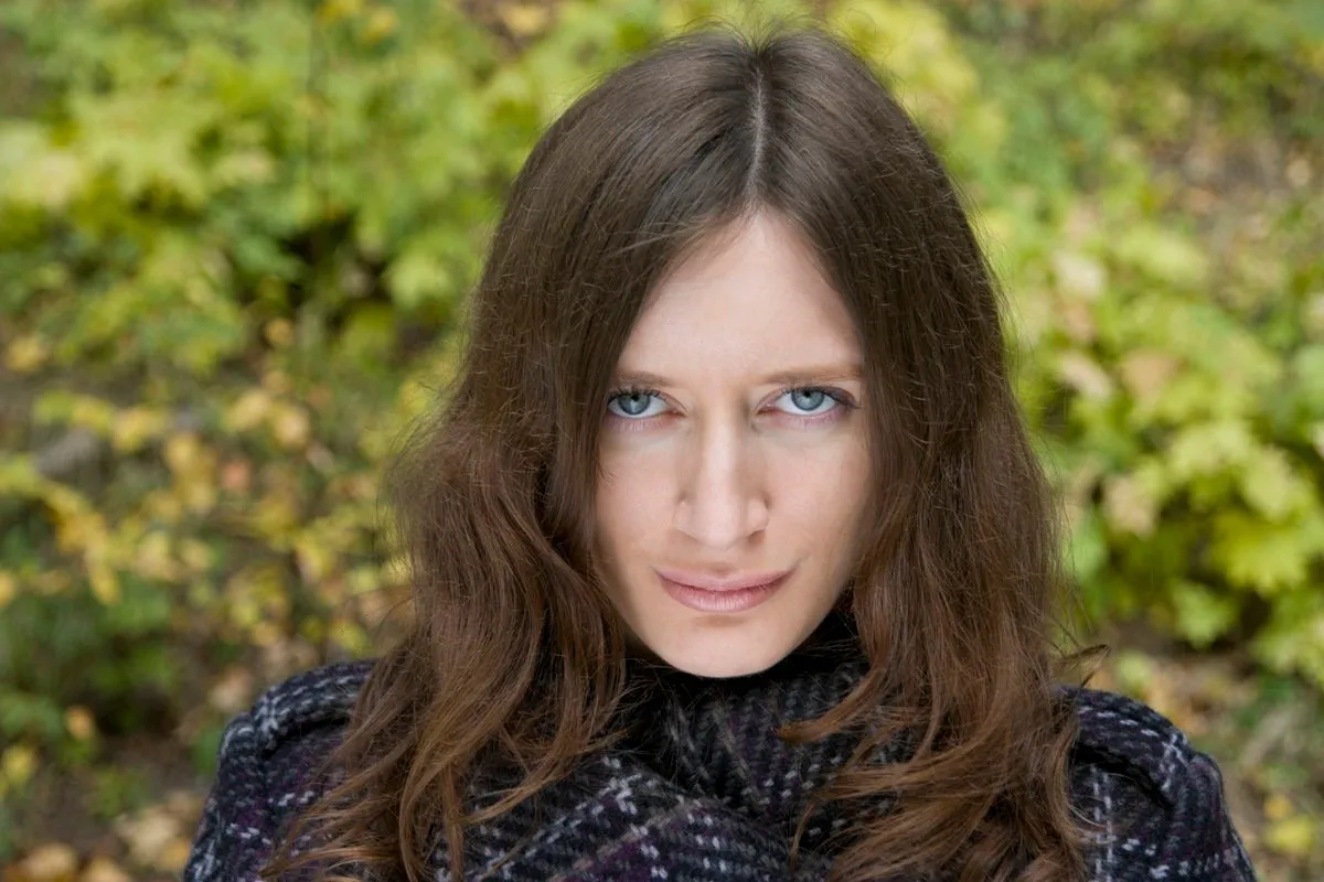 kobieta z zamyśloną miną, włosy wypadające