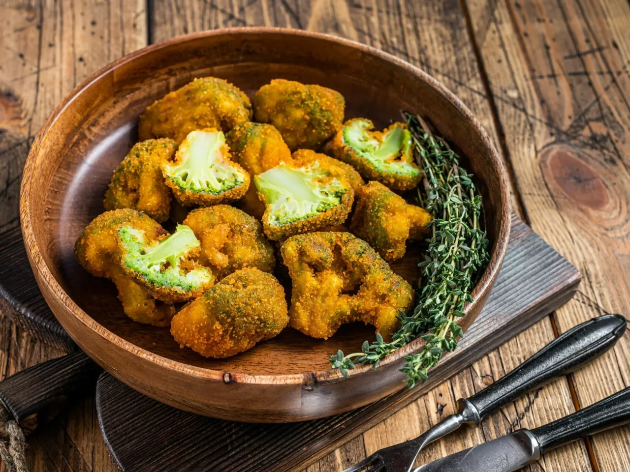 Świeże różyczki brokuła przygotowane do grillowania