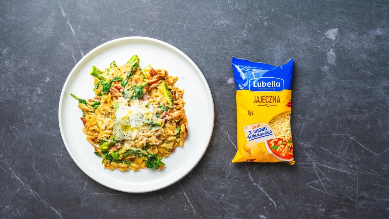 Pyszny makaron jajeczny z warzywami i parmezanem. Idealny na szybki obiad, gdy wiesz, co można jeść.